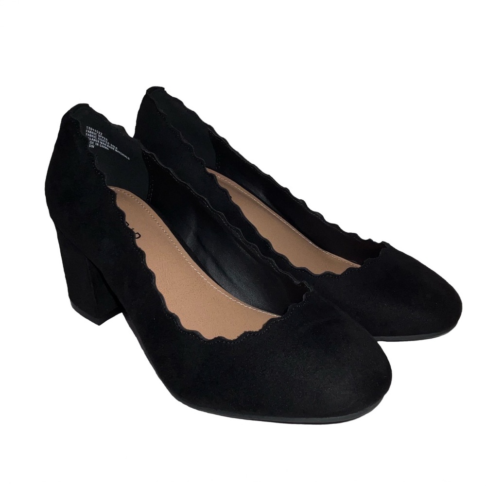 LIKE NEW w/o Box Torrid Black Faux Suede Scallop Trim 2.5” Block Heel US 7.5W